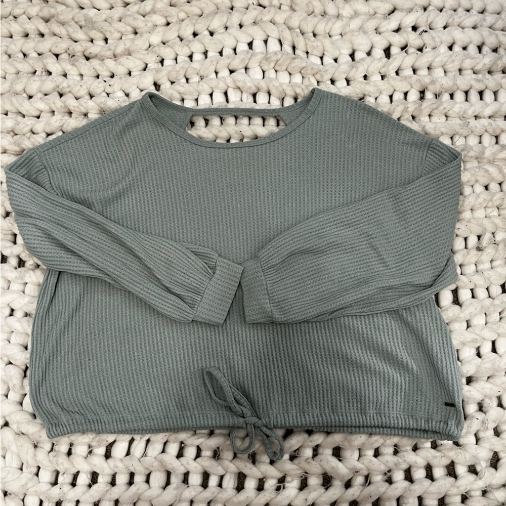 Keyhole open back, tie bottom Hollister shirt